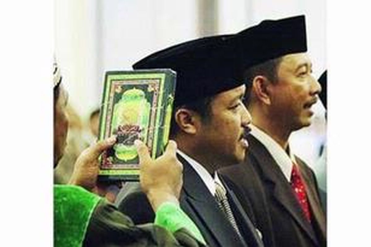 Idris Laena (dua dari kiri) saat dilantik dan disumpah sebagai anggota DPR pengganti antarwaktu, di Gedung MPR/DPR, Jakarta, Senin (24/11/2008). Saat itu Idris menjadi anggota DPR asal Fraksi Partai Golkar dari daerah pemilihan Riau menggantikan H Saleh Djasit. 