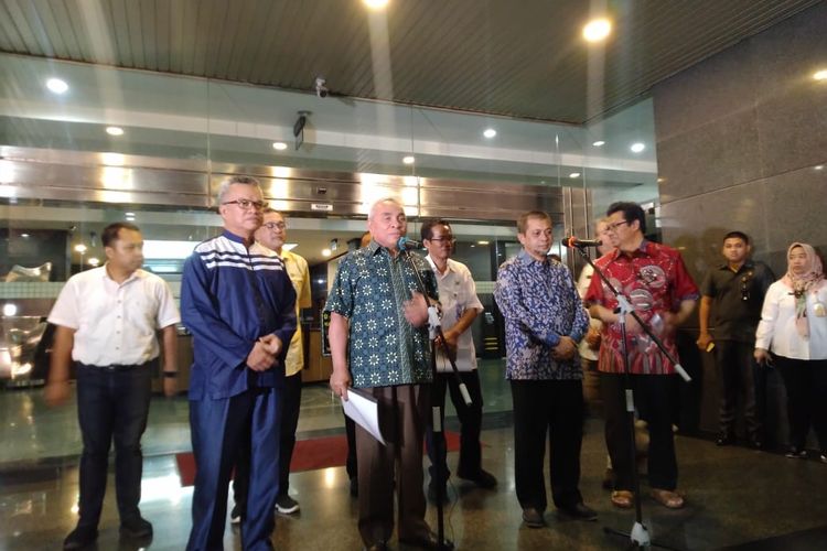 Gubernur Kaltim Isran Noor (tengah) didampingi Wakil Gubernur Kaltim, Hadi Mulyadi (kanan) dan Wali Kota Samarinda, Syaharie Jaang (kiri) saat memberi keterangan pers di Kantor Gubernur Kaltim, Samarinda, Rabu (18/3/2020).