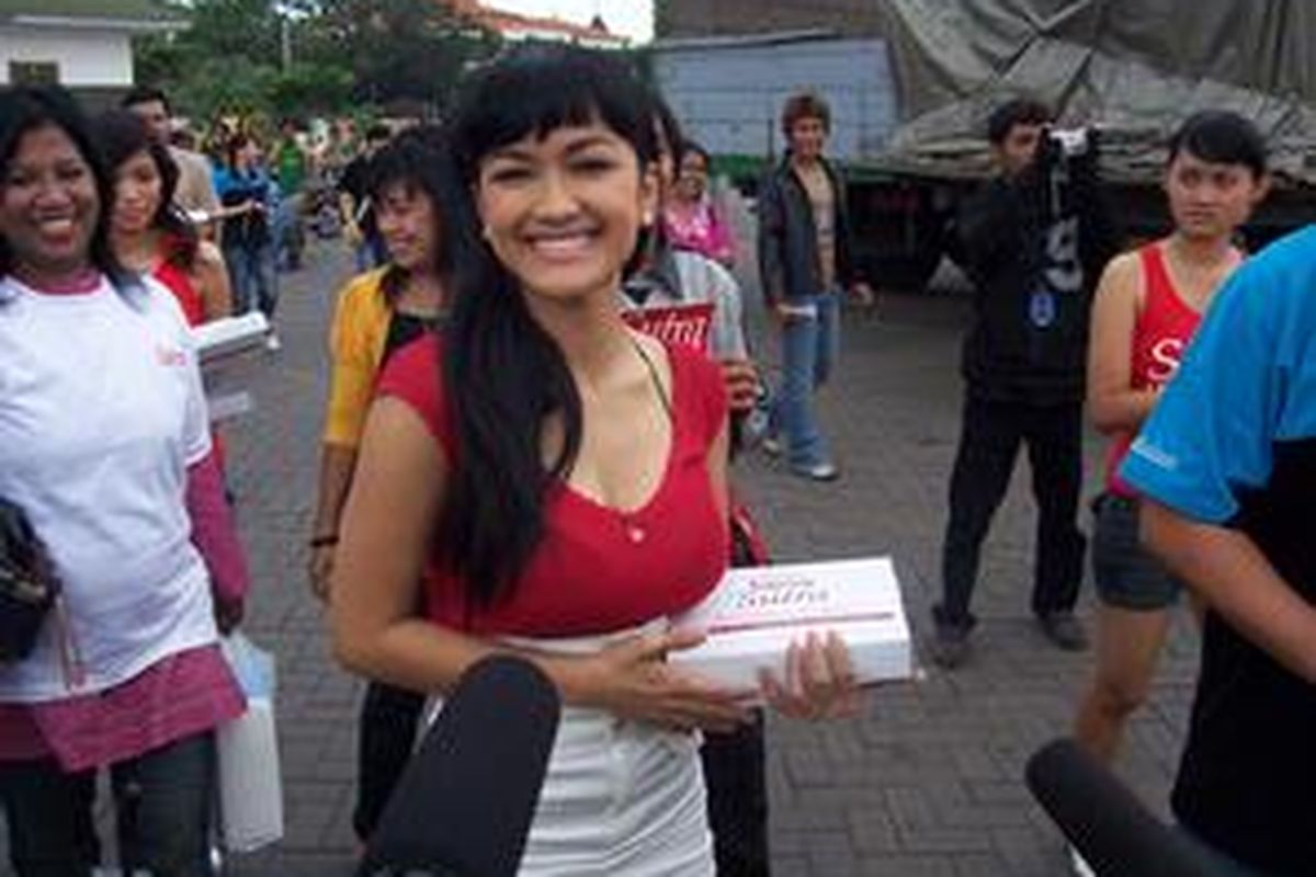 Julia Perez saat membagi-bagikan kondom kepada para sopir truk di Pelabuhan Tanjung Perak Surabaya, Minggu (4/5/2009).