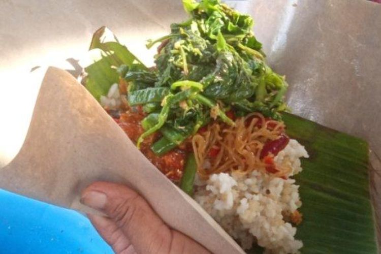 Seporsi nasi oyek yang dijajakan Mbah Lasmi menjadi sebuah kuliner yang menarik di Lampung,