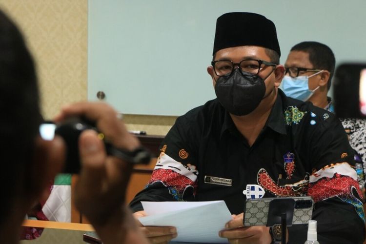 Wakil Bupati Fajar Gegana dan TH Baning Rahayujati sebagai Juru Bicara Penanganan Covid-19 Kulon Progo, Daerah Istimewa Yogyakarta, menyampaikan bahwa wilayahnya sudah masuk zona risiko rendah Covid-19.
