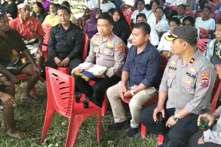 Kapolres Sumba Barat Ajun Komisaris Besar Polisi (AKBP) Anak Agung Gde Anom Wirata, saat mendatangi rumah duka almarhum Ferdinandus Lango Bili Alias Lango, Rabu (11/1/2023) 