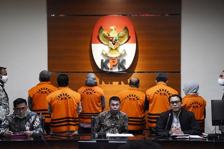 Wakil Ketua KPK Nawawi Pomolango (tengah) didampingi Deput Penindakan Karyoto (kiri) dan Juru Bicara Ali Fikri (kanan) menunjukkan tersangka pasca Operasi Tangkap Tangan (OTT) Bupati Kutai Timur di Gedung KPK, Jakarta, Jumat (3/7/2020). Dalam OTT itu KPK menahan tujuh tersangka yakni Bupati Kutai Timur Ismunandar, Ketua DPRD Kutai Timur Encek Unguria, Kadis PU Kutim Aswandini, Kepala Bapenda Kutim Musyaffa, Kepala BPKAD Kutim Suriansyah, serta pihak swasta Aditya Maharani dan Deky Aryanto dengan barang bukti uang tunai Rp170 juta, buku tabungan dengan saldo Rp4,8 miliar, dan sertifikat deposito Rp1,2 miliar dalam kasus dugaan korupsi pengerjaan infrastruktur di lngkungan Pemkab Kutai Timur tahun 2019-2020. ANTARA FOTO/Indrianto Eko Suwarso/pras.
