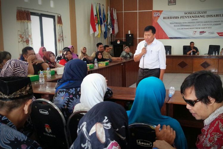 Anggota KPU Jombang, Moch. Fatoni, saat sosialisasi Pemilu 2019 dihadapan para penyandang disabilitas. Kegiatan tersebut dilaksanakan di Kantor KPU Jombang, Senin (5/11/2018).