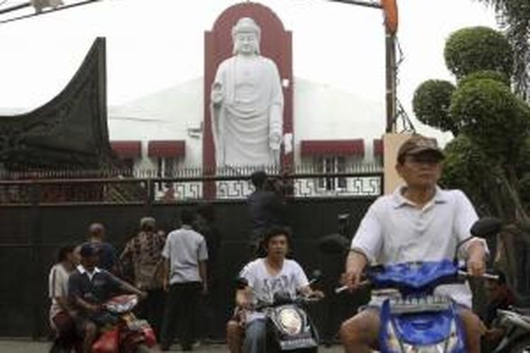 Vihara Ekayana Buddhist Centre, Jakarta Barat, Senin (5/8/2013), pascaledakan bom pada Minggu malam. Terjadi ledakan bom berdaya ledak kecil dan ditemukan sebuah bom yang gagal meledak di dalam vihara.