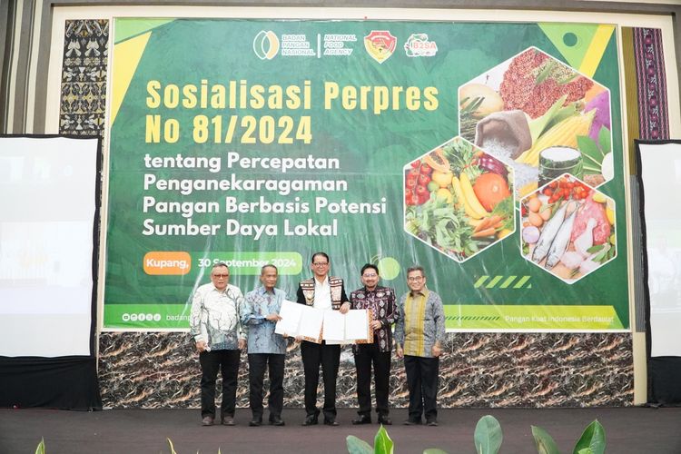 Plt Sekretaris Utama NFA Sarwo Edhy dan beberapa tokoh masyarakat di NTT terlihat menandatangani komitmen implementasi Perpres Nomor 81 Tahun 2024 tentang Percepatan Penganekaragaman Pangan Berbasis Sumber Daya Lokal di Aula El Tari, Kupang, Nusa Tenggara Timur (NTT), Senin (30/9/2024). 
