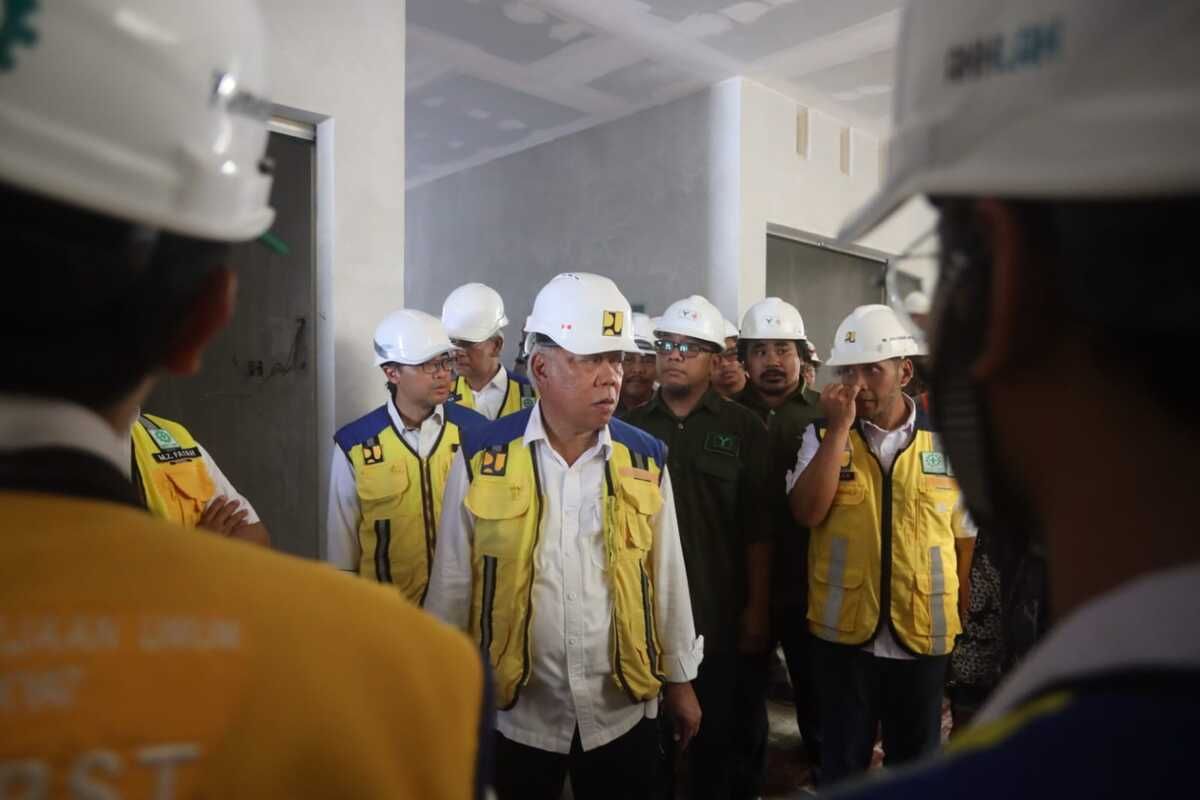 Menteri Pekerjaan Umum dan Perumahan Rakyat Basuki Hadimuljono, menolak pembangunan jalan tol di Madura. Itu disampaikan Basuki saat meninjau sejumlah pembangunan proyek di Kabupaten Pamekasan, Jawa Timur, Jumat (29/3/2024). Basuki ingin jalan nasional yang ada untuk dilebarkan.