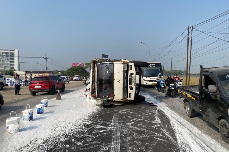 Truk Muatan 1.000 Ember Cat Terguling di Karawang, Berserakan di Jalan, Diduga Dipicu Jalur Bergelombang