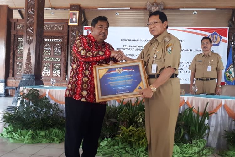 Bupati Semarang Mundjirin menerima penghargaan opini WTP