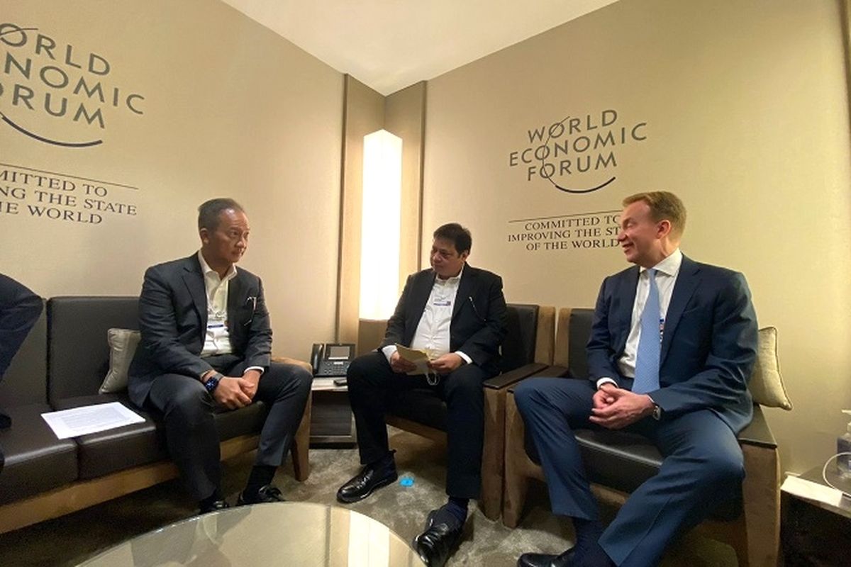Menko Bidang Perekonomian Airlangga Hartarto didampingi Menteri Perindustrian Agus Gumiwang Kartasasmita bertemu dengan Presiden World Economic Forum (WEF) di Davos, Swiss, Minggu (22/5/2022).