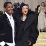 Oversized Jacket, Outfit Andalan Rihanna Untuk Tutupi Kehamilannya