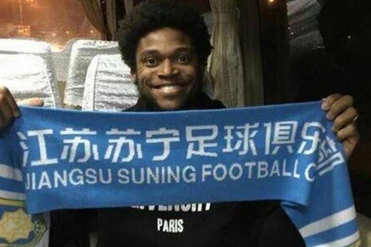 Luiz Adriano dengan syal Jiangsu Suning. 