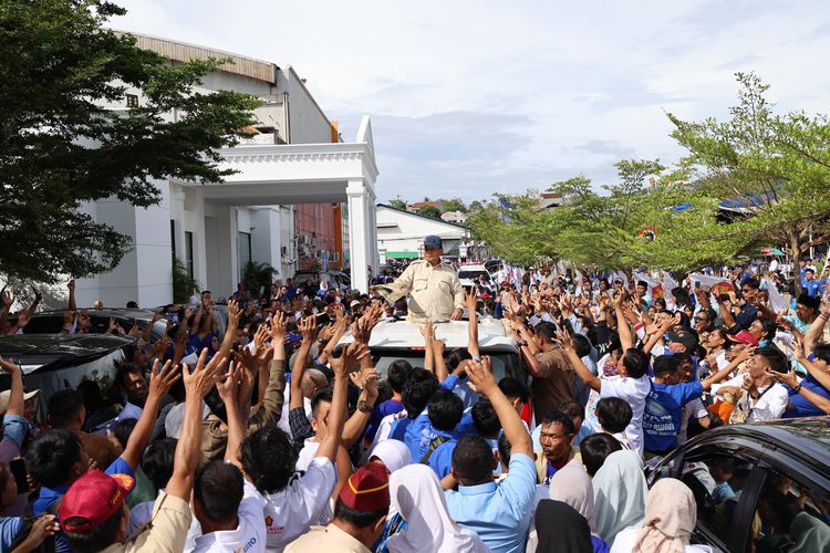 Calon presiden (capres) nomor urut 2 (dua), Prabowo Subianto menyapa ribuan warga Kepulauan Bangka Belitung ((Babel) dalam agenda 'Konsolidasi Indonesia Maju' di GOR Sahabudin, Pangkalpinang, Kamis (11/1/2024).