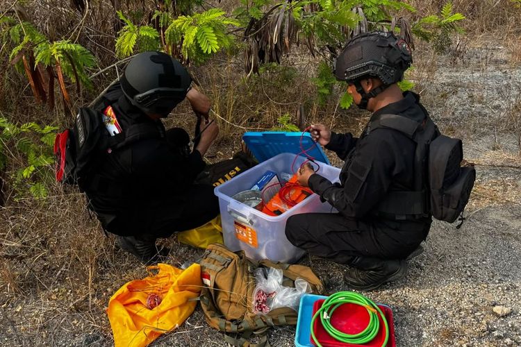 Tim Jibom Musnahkan Mortir dan 2 Granat Peninggalan Perang Dunia II di Morotai