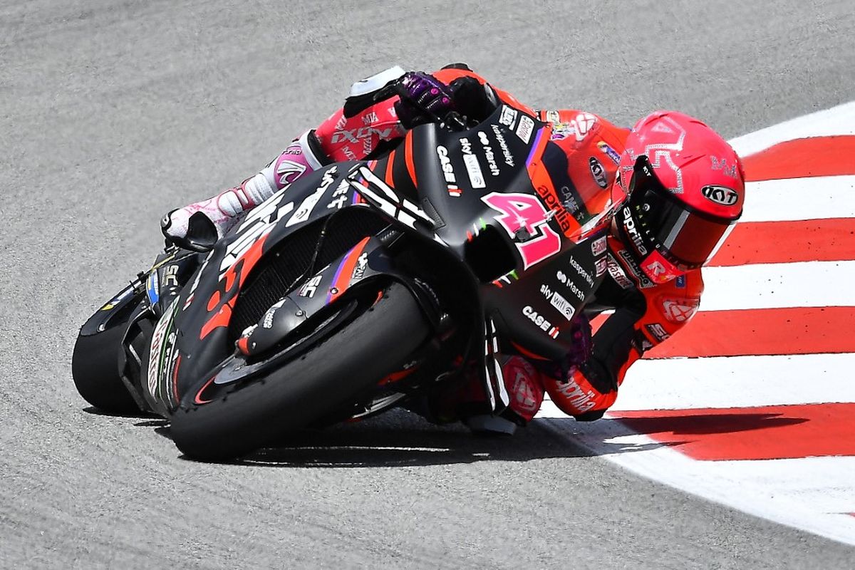 Aleix Espargaro (Aprilia Racing) menjadi yang tercepat pada sesi latihan bebas ketiga atau FP3 MotoGP Inggris 2022 di Sirkuit Silverstone, Sabtu (6/8/2022). (Photo by Pau BARRENA / AFP)