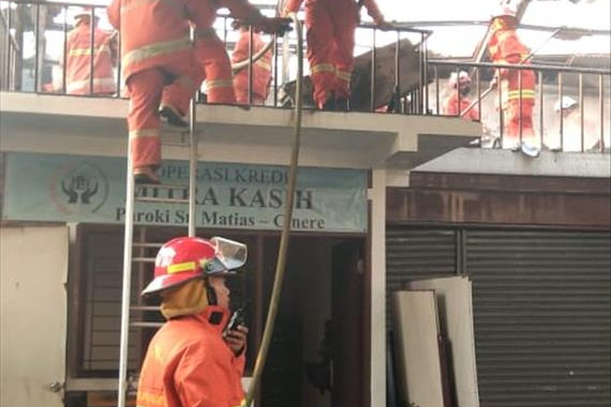 Petugas pemadam kebakaran padamkan api yang membakar mess karyawanya di kawasan Pondok Labu, Jakarta Selatan, Sabtu (13/7/2019)