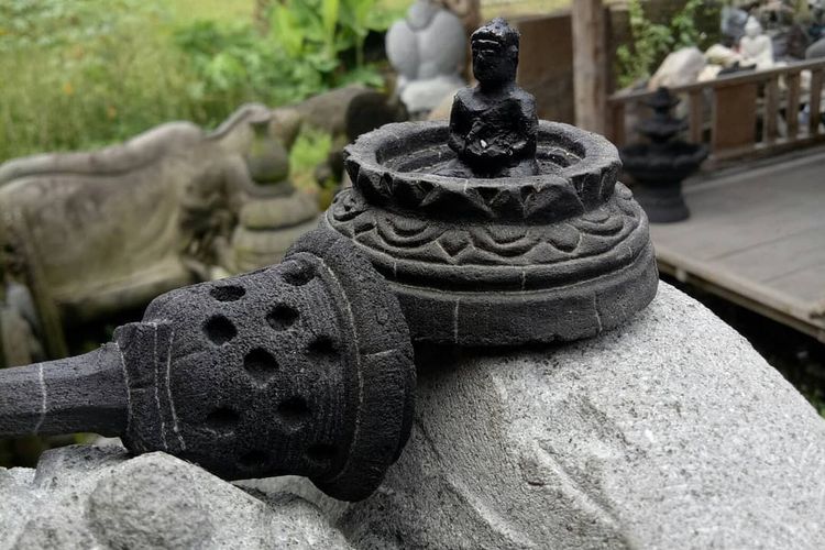 Miniatur stupa Candi Borobudur.