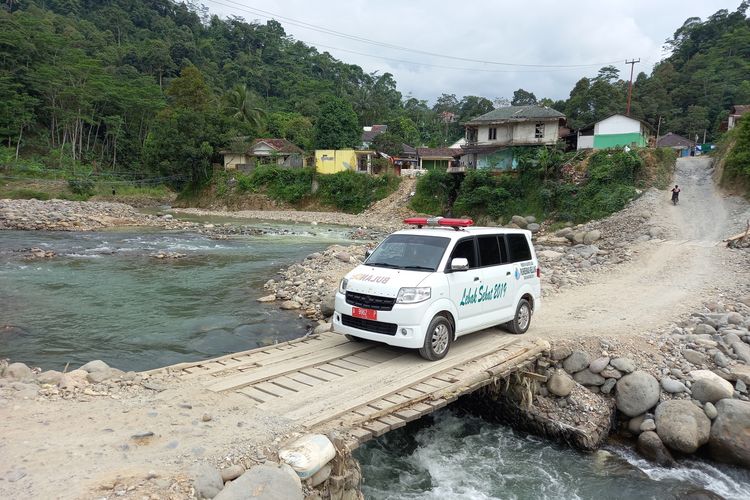 Kondisi Jembatan Ciladaeun di Kecamatan Lebakgedong, Kabupaten Lebak, Banten yang masih darurat sejak putus karena banjir bandang awal Januari 2021 lalu.
