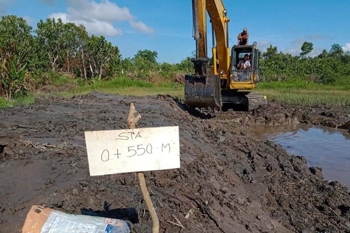 Pembuatan tanggul pada kegiatan Optimasi Lahan Rawa.