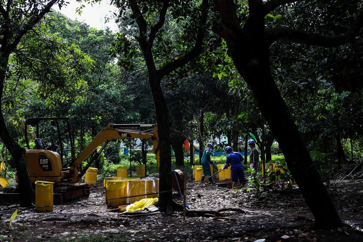 Petugas Badan Pengawas Tenaga Nuklir (Bapeten) melakukan proses dekontaminasi tanah, yaitu memantau dan mengeruk tanah yang terpapar radiasi radioaktif caesium 137 di lahan kosong kawasan Perumahan Batan Indah, Kademangan, Setu, Tangerang Selatan, Selasa (18/2/2020). Kepala BATAN, Anhar Riza Antariksawan memastikan temuan Bapeten tentang adanya zat radioaktif di lahan kosong kawasan Perumahan Batan tidak berasal dari kecelakaan atau kebocoran reaktor riset G.A. Siwabessy, dan hingga saat ini reaktor yang dioperasikan sejak 1987 tersebut tetap beroperasi dengan aman dan lancar. total sudah lebih dari 115 drum sampel tanah di lahan kosong tersebut dikeruk untuk diperiksa di laboratorium Pusat Teknologi Limbah Radioaktif (PTLR) Batan.