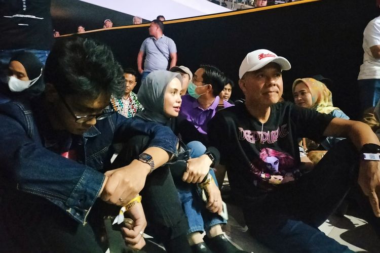 Gubernur Jawa Tengah Ganjar Pranowo menonton konser grup musik Deep Purple bersama istrinya Siti Atiqoh Supriyanti dan sang anak Muhammad Zinedine Alam Ganjar di Solo, Jateng, Jumat (10/3/2023).