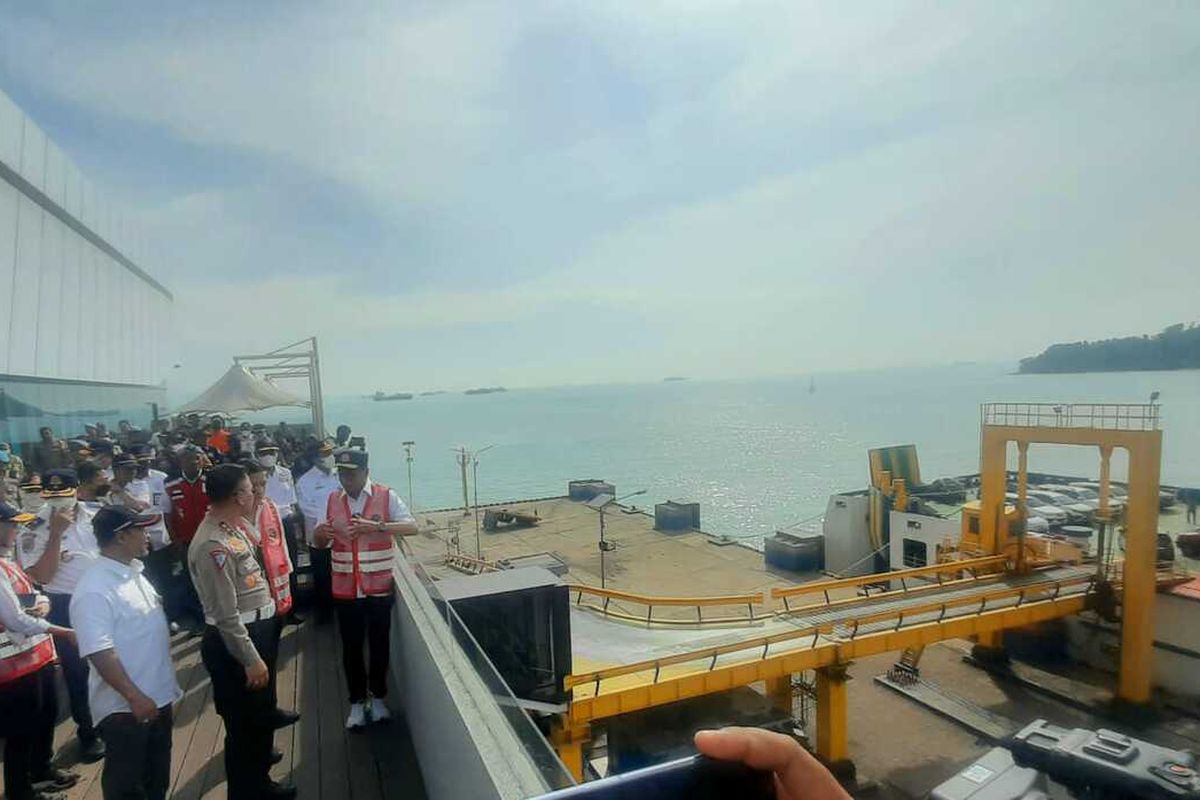Menhub Budi Karya Sumadi saat meninjau angkutan Natal dan tahun Baru 2023 di Pelabuhan Merak Banten