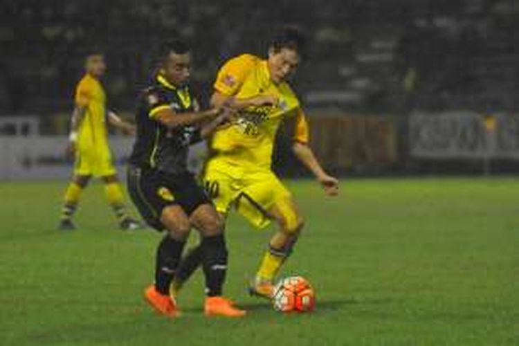 Firman Utina (kiri) saat berduel dengan playmaker Persegres Gresik United, Oh In Kyun, Minggu (12/6/2016) malam WIB.