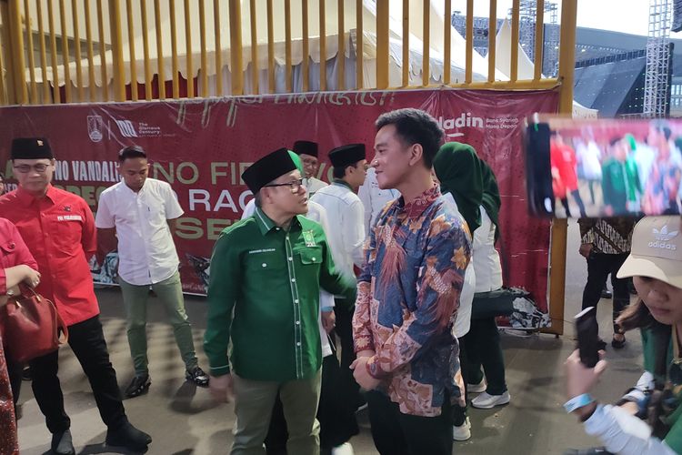Ketua Umum Partai Kebangkitan Bangsa (PKB), Muhaimin Iskandar bersama Wali Kota Solo yang juga kader PDI-P sekaligus putra sulung Presiden Jokowi, Gibran Rakabuming Raka, dalam acara syukuran hari lahir (harlah) ke-25 PKB, Minggu (23/7/2023) sore, di Stadion Manahan, Solo, Jawa Tengah.