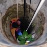 7 Petugas Damkarnat Terjun Selamatkan Seekor Kucing di dalam Sumur