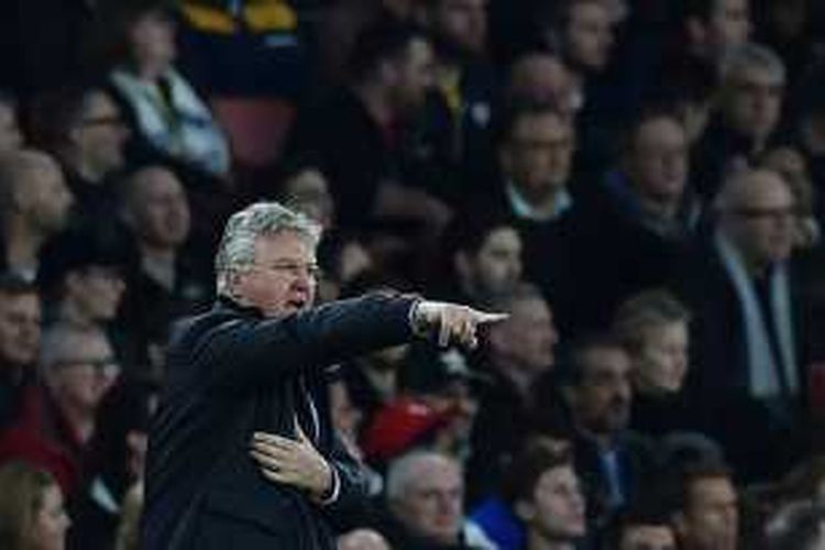 Guus Hiddink member instruksi dari tepi lapangan saat Chelsea bertandang ke markas Arsenal, Minggu (24/1/2016). 