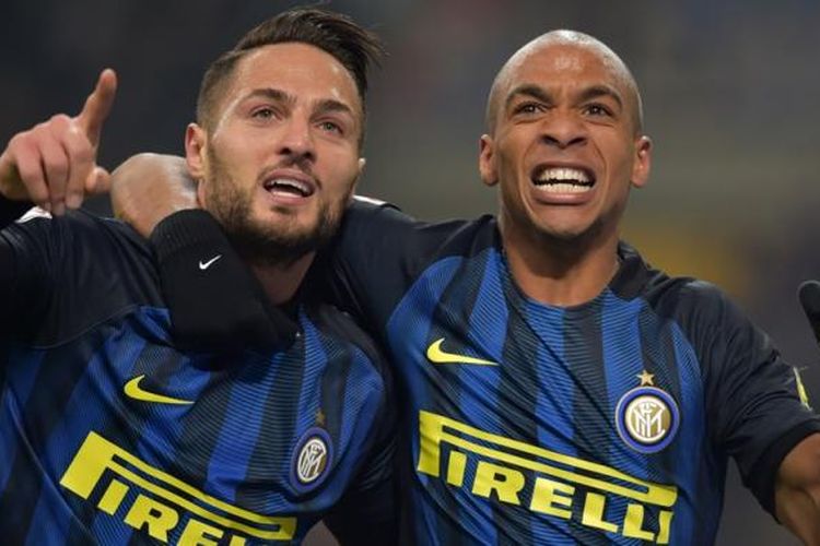Danilo DAmbrosio dan Joao Mario merayakan gol Inter Milan ke gawang Pescara pada partai lanjutan Serie A di Stadion Giuseppe Meazza, Sabtu (28/1/2017).