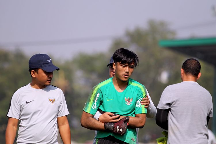 Jelang ujicoba melawan Tim Liga 3, kiper Timnas Indonesia U-19 Ernando Sutaryadi cidera saat latihan di Stadion Jenggolo Sidoarjo, Jawa Timur, Rabu (17/07/2019) pagi.