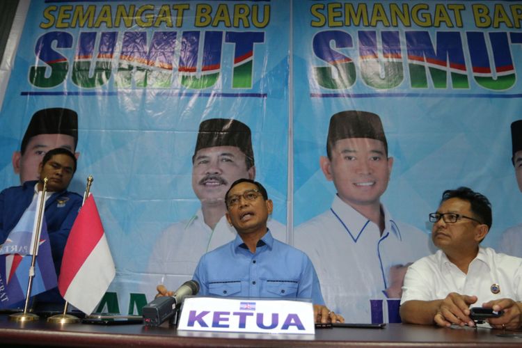 Bakal calon Gubernur Sumatera Utara yang juga Ketua DPD Partai Demokrat Sumut JR Saragih (tengah) didampingi pengurus partai, memberi keterangan kepada wartawan tentang kelengkapan berkas calon Gubernur Sumatera Utara, di Medan, Senin (12/3/2018). JR Saragih yang diperintahkan Bawaslu Sumut dalam putusan sidang sengketa Pilkada untuk melakukan legalisir ulang fotokopi ijazah SMA, mengaku kehilangan ijazah asli dan pihaknya telah mengurus Surat Keterangan Pengganti Ijazah.