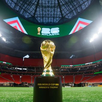 Trofi Piala Dunia dipamerkan di dalam Stadion Mercedes Benz di Atlanta, Georgia, jelang pergelaran Piala Dunia 2026.