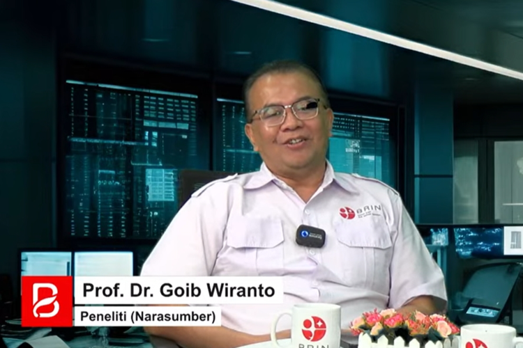 Peneliti Ahli Utama Pusat Riset Elektronika, Goib Wiranto menjelaskan topik sensor berbasis teknologi mikroelektronika untuk monitoring pencemaran lingkungan.
