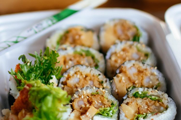 Ilsutrasi sushi isi ikan matang. 