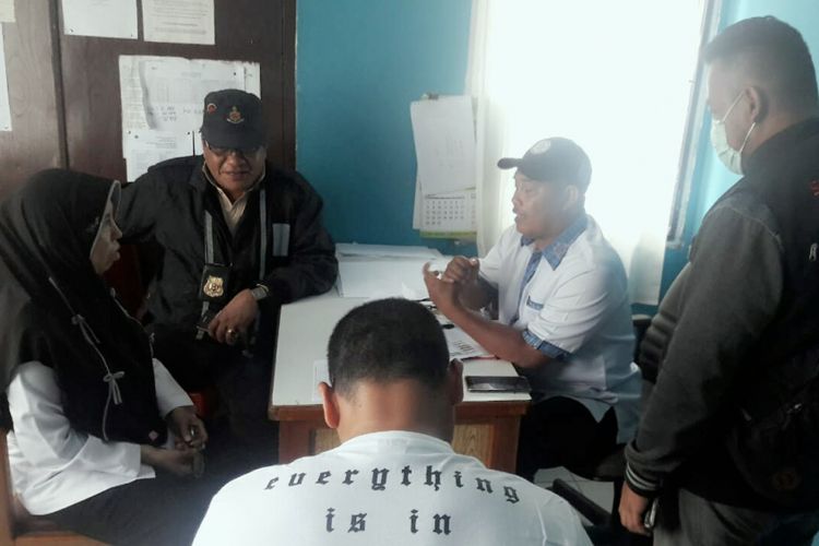 Oknum ASN berinisial M saat menjalani pemeriksaan di Kantor Kelurahan Sentani usai terjaring OTT Tim Saber Pungli Polda Papua.