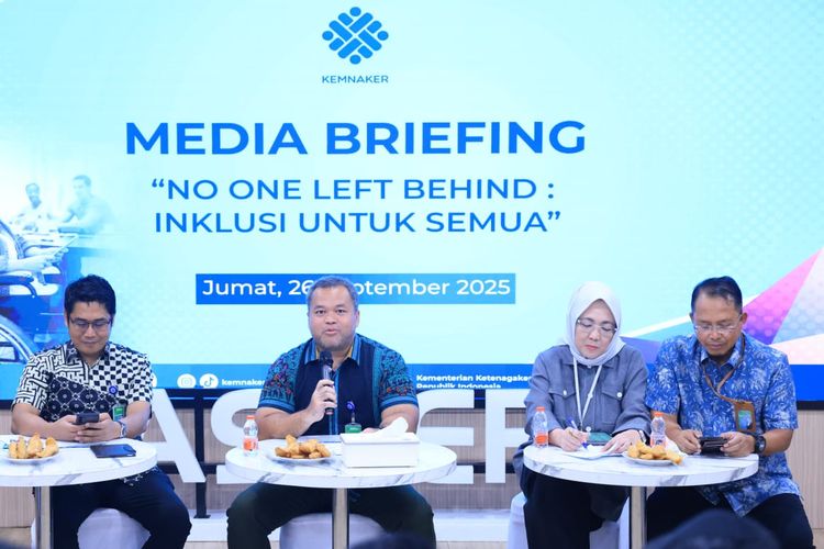Kepala Biro Humas Kementerian Ketenagakerjaan (Kemenaker) Sunardi Manampiar Sinaga, Kepala Pusat Pasar Kerja Surya Lukita Warman, Direktur Bina Penempatan Tenaga Kerja Khusus Anggun Sintana, Direktur Bina Pengujian K3 (Keselamatan dan Kesehatan Kerja) Muhammad Yusuf saat menghadiri media briefing bertema No One Left Behind: Inklusi untuk Semua di Ruang Karirhub, Pasar Kerja Kemenaker, Jakarta, Jumat (26/09/2025)