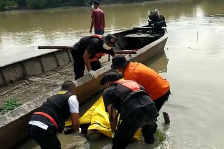 Petugas BPBD Kabupaten Bojonegoro bersama petugas kepolisian mengevakuasi jasad perempuan tanpa identitas yang ditemukan mengapung di Sungai Bengawan Solo. Senin (17/10/2022)