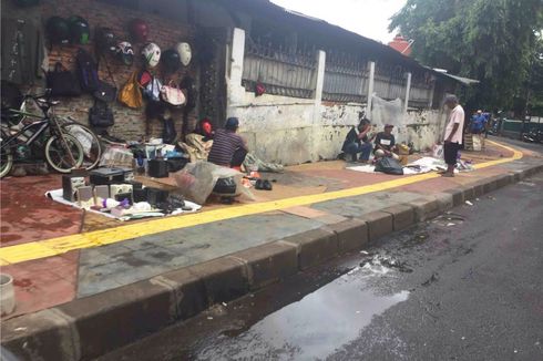 Camat Tanggapi PKL Barang Bekas yang Okupasi Trotoar Stasiun Kebayoran