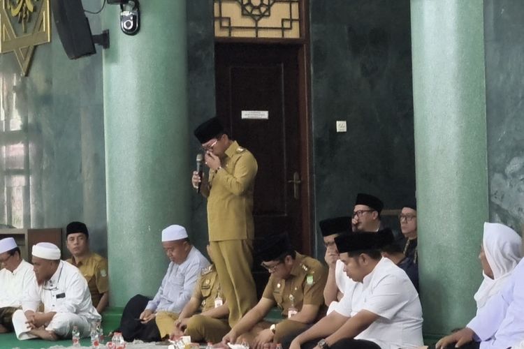 Saat Wali Kota Tangerang Berhenti Bicara karena Tangis, Kenang Rusdi Alam di Hadapan Pelayat