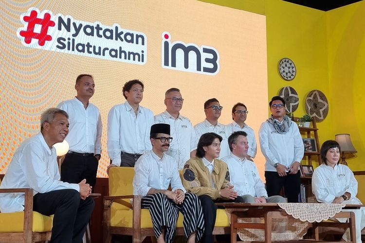 (Depan kedua dari kiri) Director and Chief Commercial Officer Indosat Ooredoo Ritesh Kumar Sing dan Alistair David Johnston, EVP-Head of Marketing IM3 (depan keempat dari kiri) berfoto bersama dalam acara Nyatakan Silaturahmi IM3 yang digelar di Jakarta, Kamis (7/3/2024).