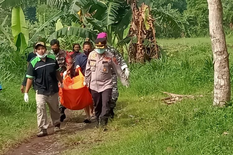 TNI-Polri bersama warga mengevakuasi jenazah yang ditemukan di Sungai Bomo, Desa Bomo, Kecamatan Blimbingsari, Kabupaten Banyuwangi, Jawa Timur, Selasa (18/1/2022). Dok Polsek Rogojampi 