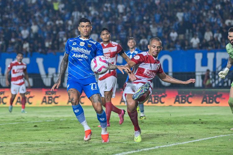 Cleberson Martins menyapu bola di hadapan Ciro Alves dalam final Championship Series Liga 1 2023-2024 leg pertama antara Persib Bandung vs Madura United di Stadion Si Jalak Harupat, Soreang, Kabupaten Bandung, Minggu (26/5/2024).