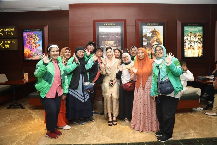 Novita Hardini sebagai salah satu Tokoh Pemberdaya Perempuan Indonesia mengajak komunitas Ojek Online (Ojol) Perempuan di Kota Surabaya dan beberapa perwakilan komunitas di Jawa Timur (Jatim) untuk nonton bareng (nobar) film Buya Hamka Vol. 1 di Bioskop XXI Pakuwon Mall Surabaya.