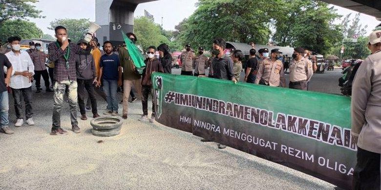 Demo mahasiswa di kolong Flyover Pasar Rebo, Kecamatan Ciracas, Jakarta Timur, Senin (5/9/2022). 
