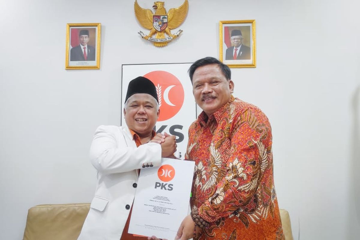 Marhaen Djumadi saat menerima surat keputusan rekomendasi dari DPP PKS di Kantor DPW PKS Jawa Timur pada 19 Juli 2024. 