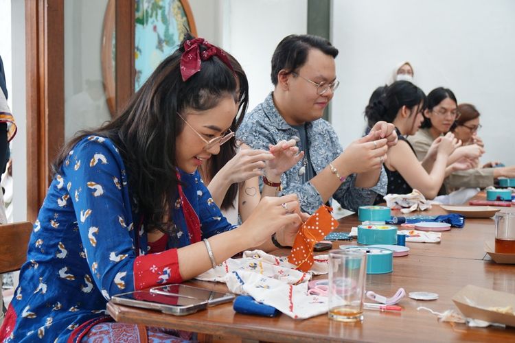 Rania Yamin, Putri Keraton Mangkunegaran Solo, dalam acara workshop menjahit yang diadakan oleh brand fesyen lokal Sejauh Mata Memandang dan perusahaan reparasi pakaian Mulih, Sabtu (20/4/2024).