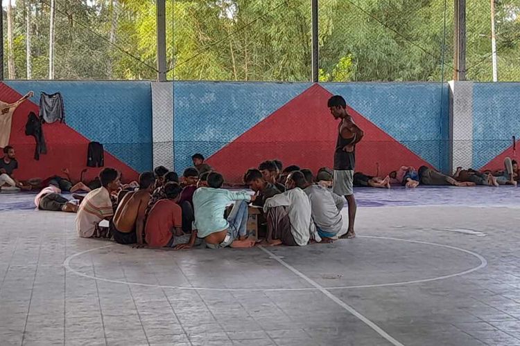 Imigran Rohingya di Lapangan Futsal di Idi Sport Center (ISC) Aceh Timur, Jumat (15/12/2023)