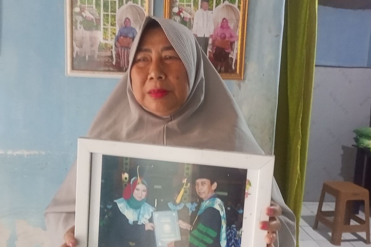 Ibu Maryamah (61) warga asal Bogor, masih diliputi rasa cemas menanti kepulangan putrinya, Sayyida (31), mahasiswi doktoral yang dievakuasi dari Iran ke Azerbaijan menyusul konflik Iran-Israel. Dia pun memperlihatkan foto putrinya saat wisuda di Bogor, Kamis (26/6/2025).